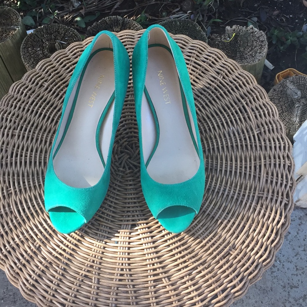 Nine West green suede pumps size 6.5
